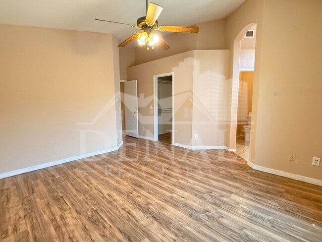 Building Photo - 5061 W Glenview Pl