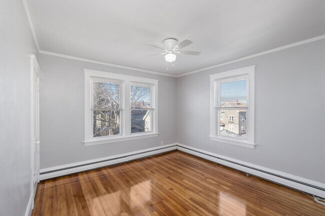 Building Photo - 508 Lonsdale Ave