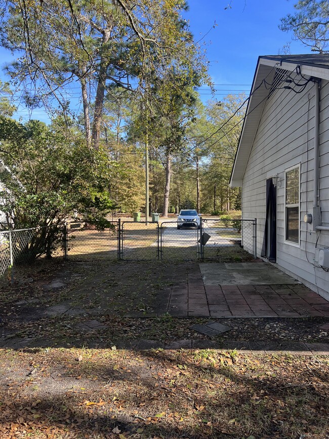 Building Photo - 934 Pineland Ave