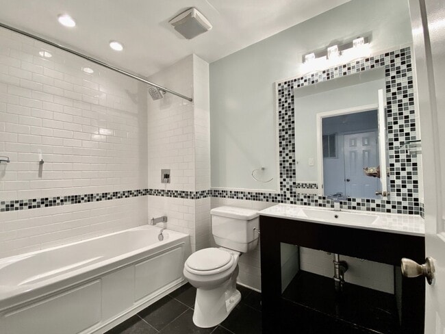 Building Photo - Amazing 3 Bedroom Townhome with Fenced Bac...