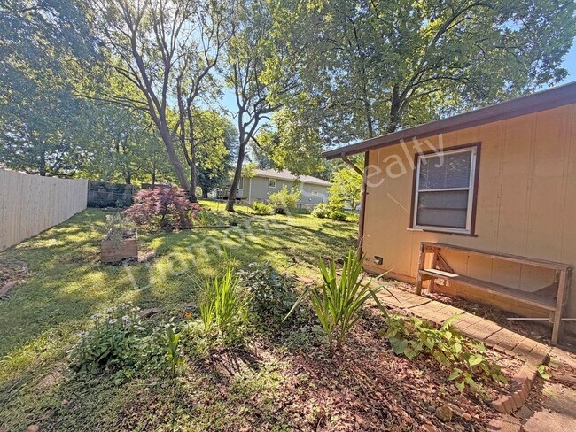 Building Photo - Charming 3 Bedroom Unit Available!