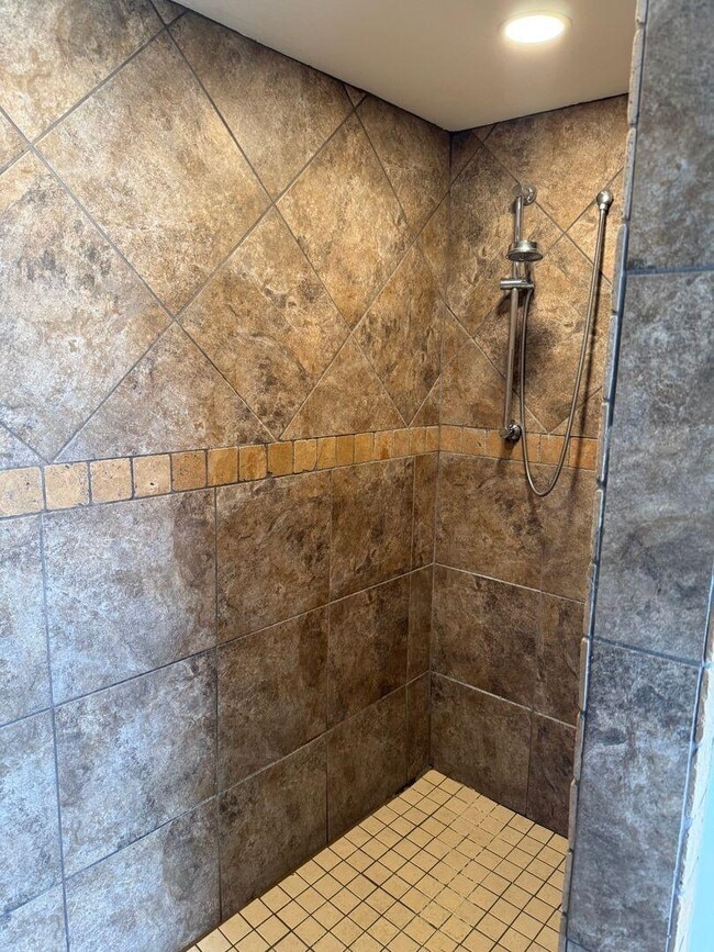 Building Photo - 3070 Crown Creek Cir