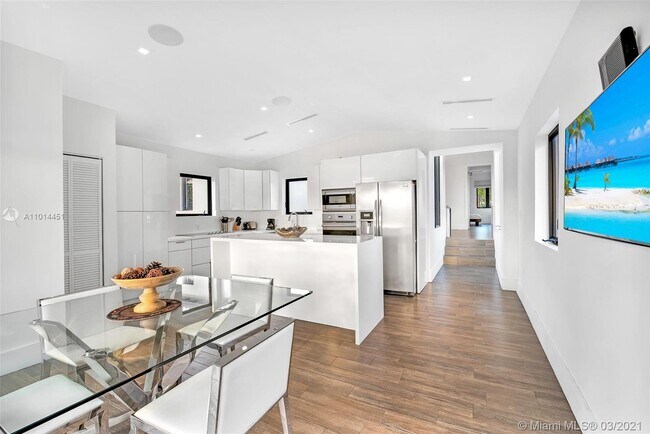 Building Photo - 2700 N Bay Rd