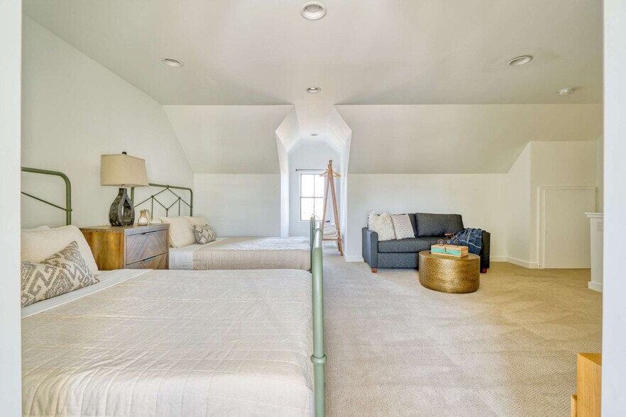 Building Photo - 512 NE 56th Ave