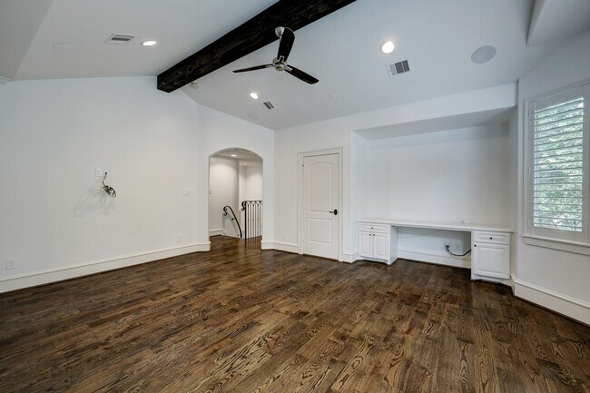 Building Photo - 14123 Carolcrest Cir