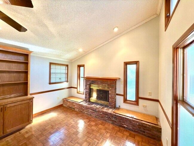 Building Photo - 424 Highland Park Dr