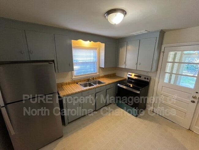 Building Photo - 1932 Sandhurst Dr