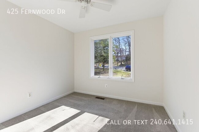 Building Photo - 425 Fernwood Dr