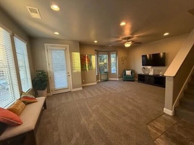 Building Photo - Bright & Spacious Desert Townhome