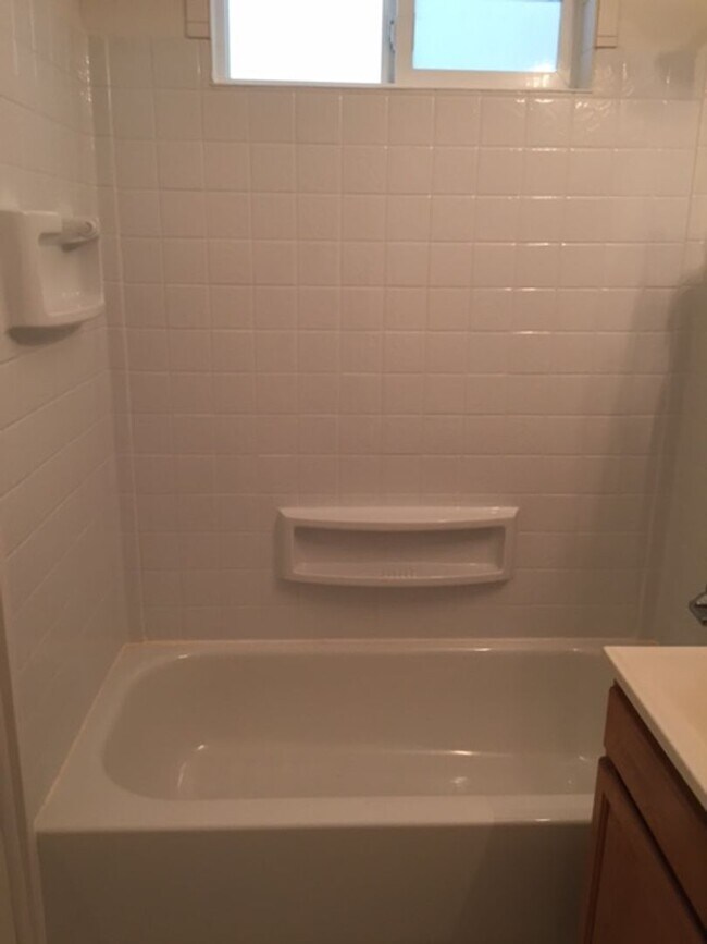 Building Photo - Ballard-Fremont Duplex: Comfortable Living...