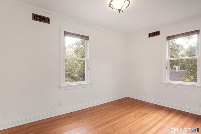 Building Photo - 125 Oaklawn Ave