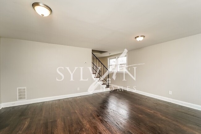 Building Photo - Updated 3 bedroom end unit townhome!