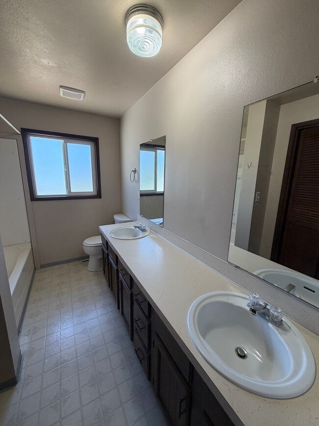 Building Photo - The Perfect House for Roommates, 6bdrms, 3.5 baths, 1.5 miles from Oregon Tech and Sky Lakes Medi...