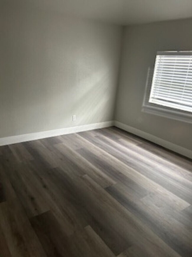 Building Photo - 3 bdrm/2 bath home available immediately!