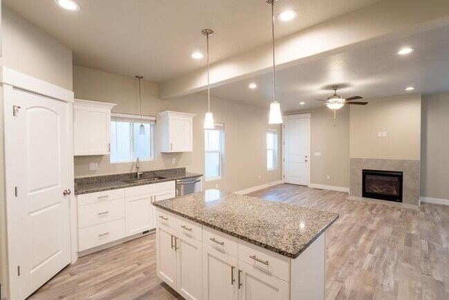 Building Photo - 8676 N Shadow Creek Alley
