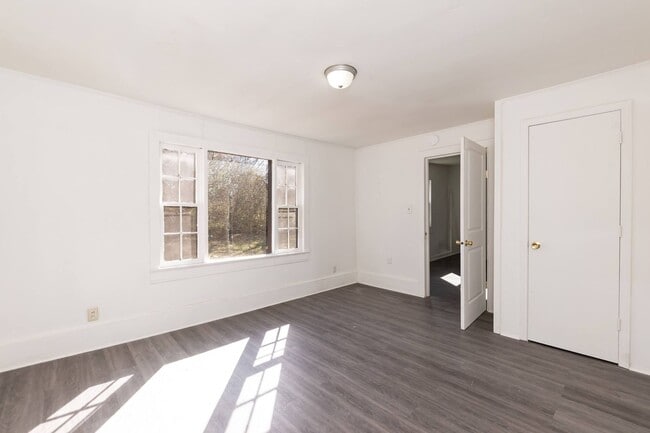 Building Photo - Three Bedroom Home!