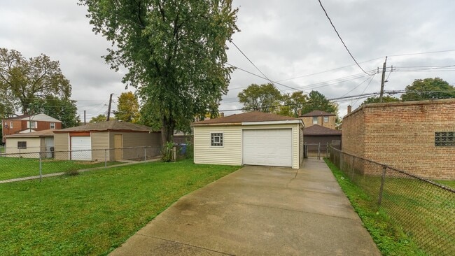 Building Photo - Discover Your Dream Home in Auburn Gresham!