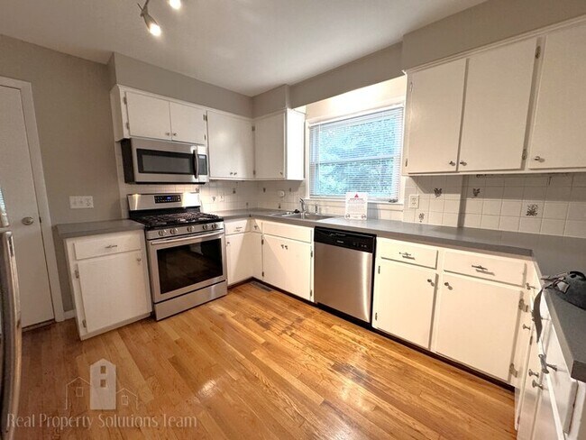 Building Photo - Two Story Home in Upper Arlington with att...