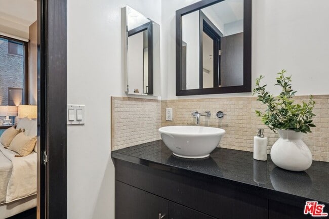 Building Photo - 655 S Hope St