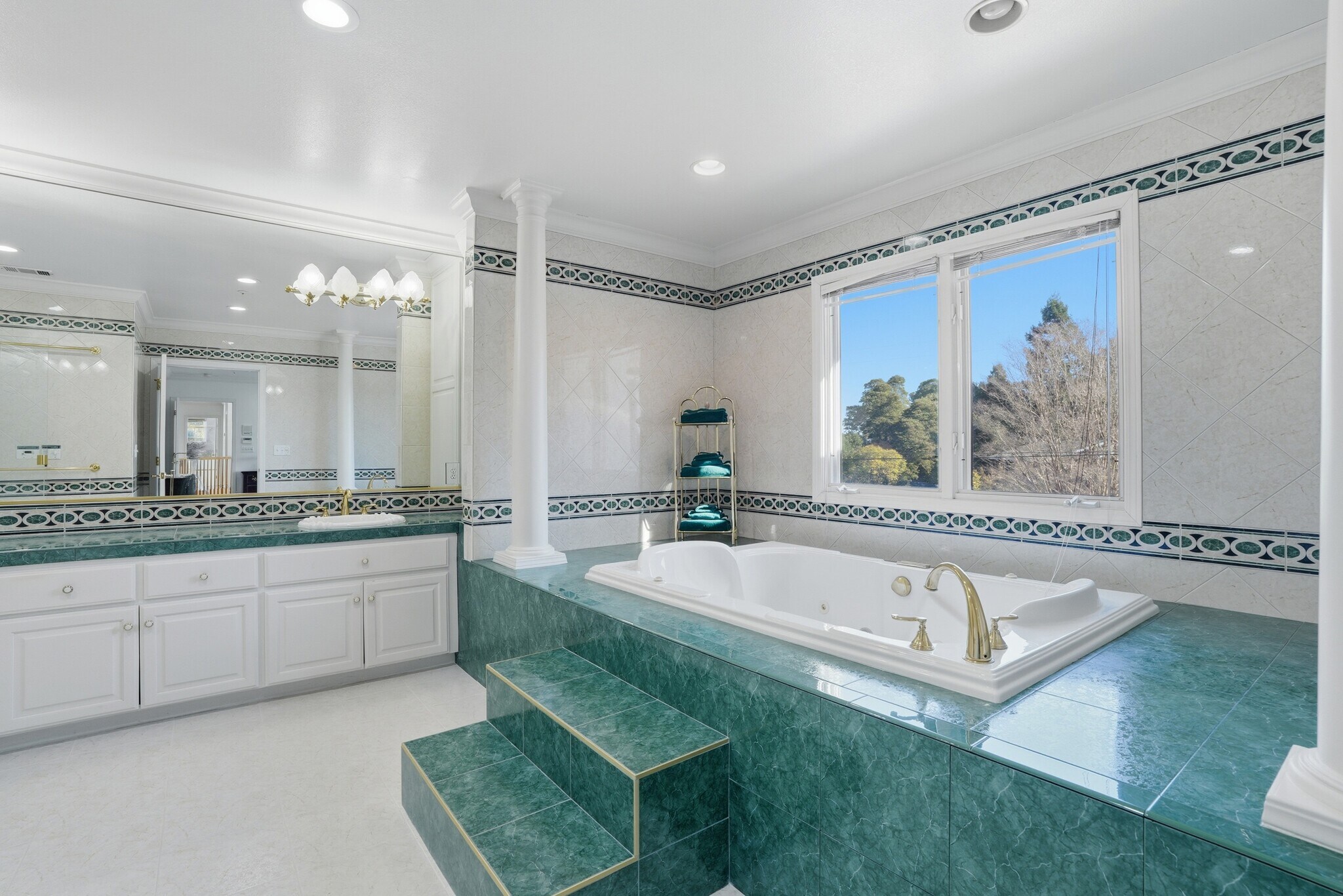 Building Photo - 544 Sunset Way