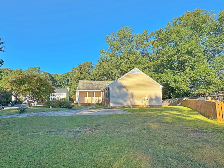 Building Photo - 102 Rock Nest Ct