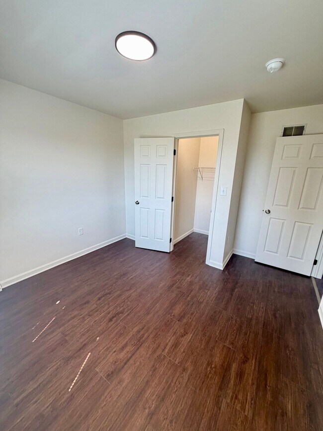 Building Photo - 33 Park View Dr