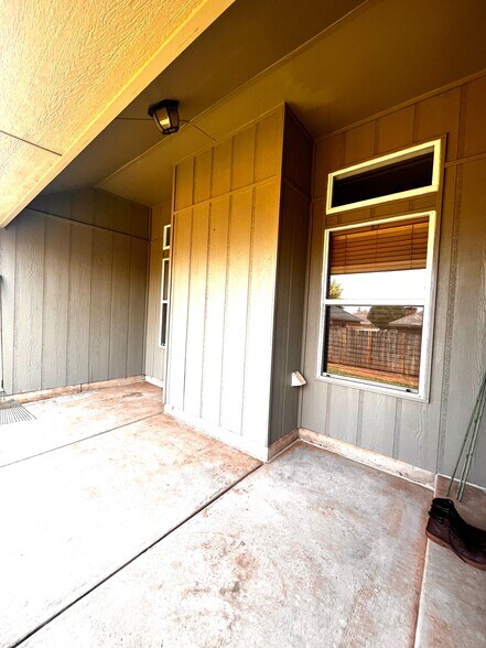 Building Photo - 715 E Forest Ct Ln