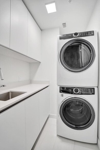 Building Photo - 900 N Ocean Blvd