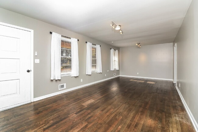 Building Photo - 24 Chestnut Dr