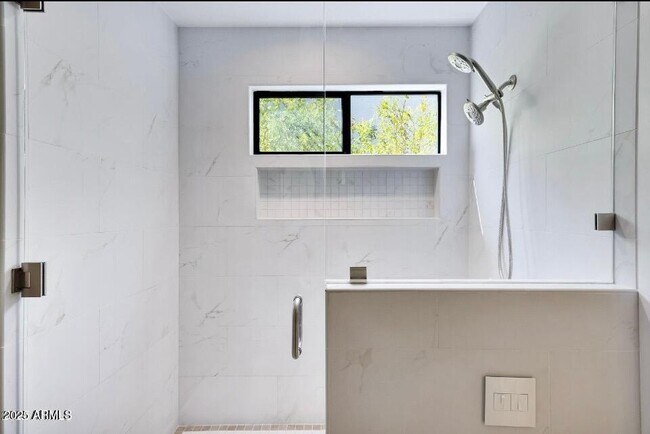 Building Photo - 725 S Cheri Lynn Dr