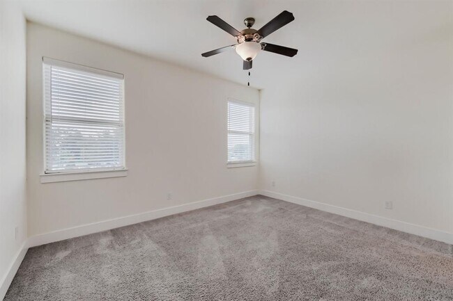 Building Photo - 401 Parkline Dr