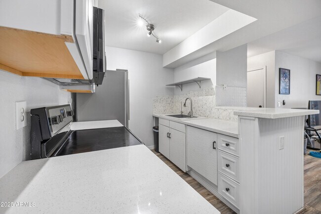 Building Photo - 10610 S 48th St