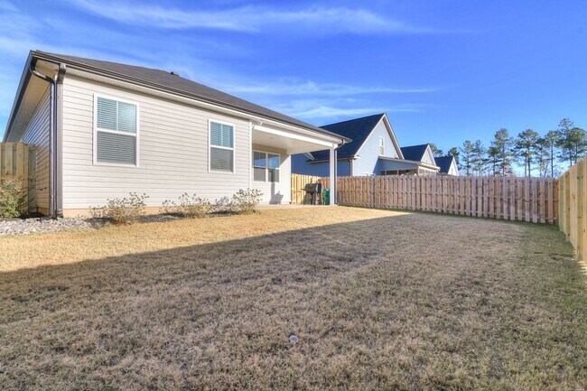 Building Photo - 3 Bedroom 2 Bathroom Ranch