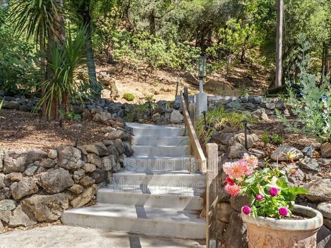 Building Photo - 2054 Madrone Ave