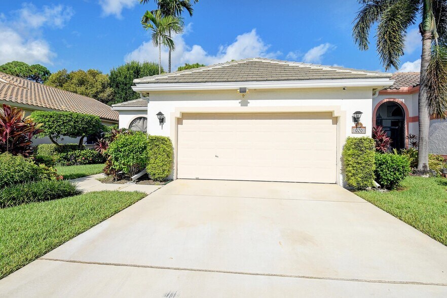 Building Photo - 10201 Lexington Lakes Blvd N
