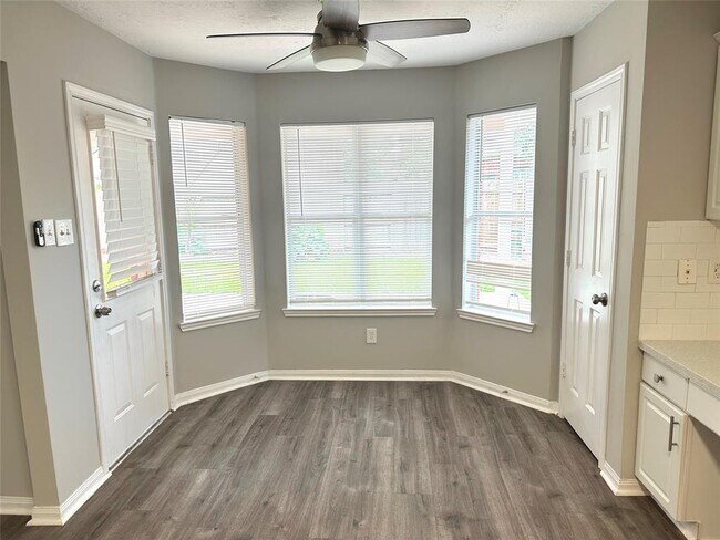 Building Photo - 806 Legend Spring Dr