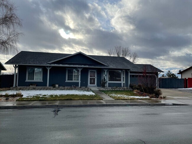 Building Photo - BIG LOT FOR ALL YOUR TOYS!