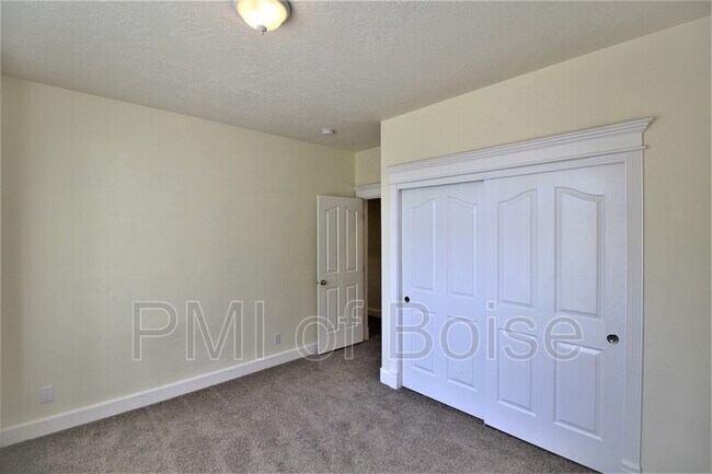 Building Photo - 85 S Linder Rd