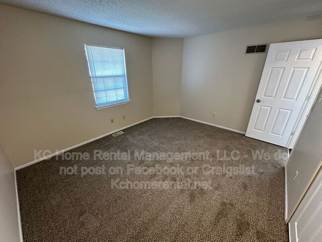 Building Photo - 3910 SW 8th Ter