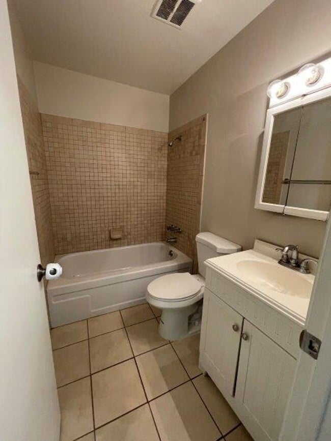 Building Photo - 9508 Emerald Park Dr