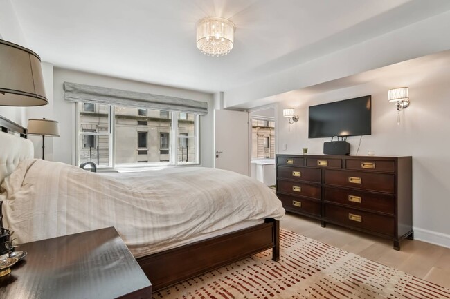 Building Photo - 100 W 57th St