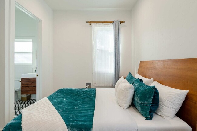 Building Photo - 1425 SE 41st Ave