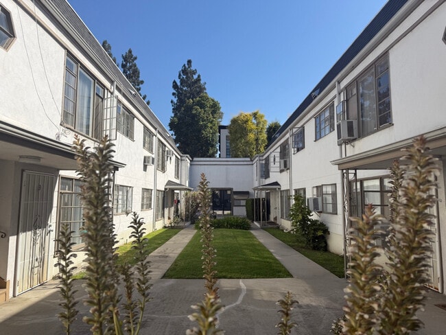 Building Photo - 10970 Bluffside Dr