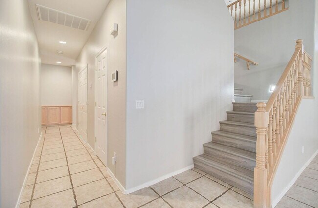 Building Photo - 2026 E County Down Dr