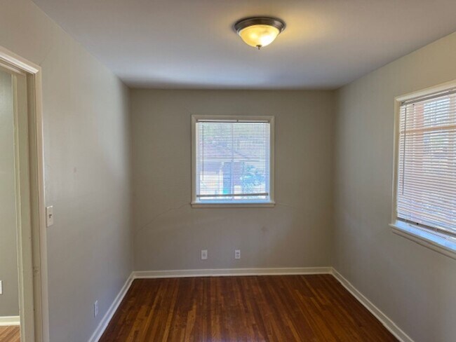 Building Photo - Back on the market!