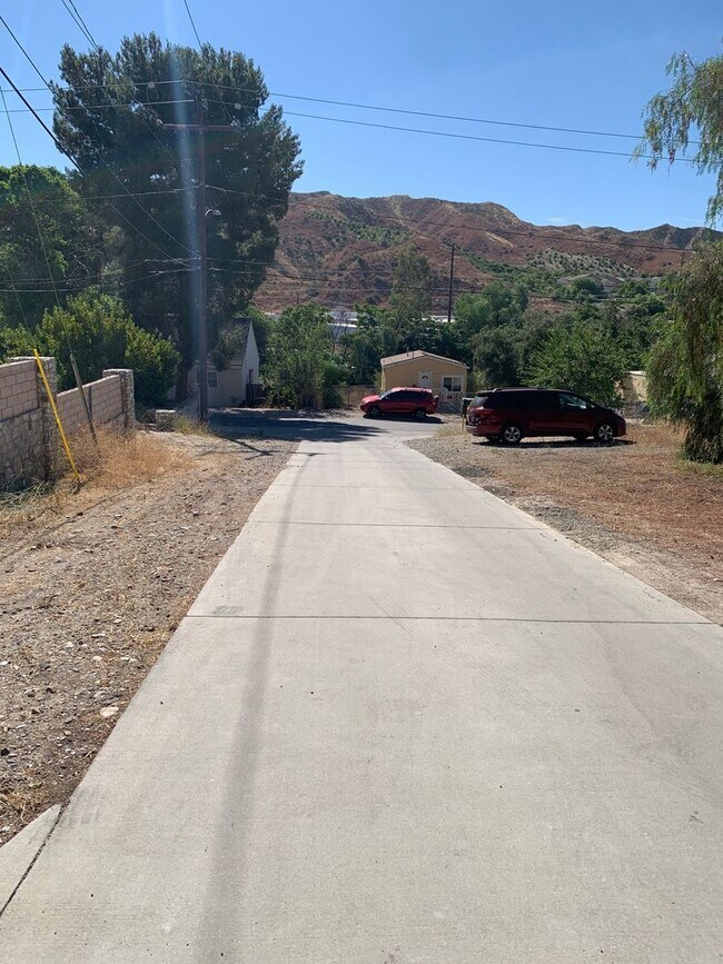 Building Photo - Charming 3+1 Canyon Country Cutie Nestled in the Hills!