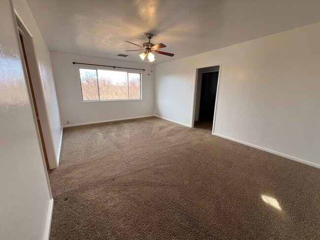 Building Photo - Reedley Country Home For rent