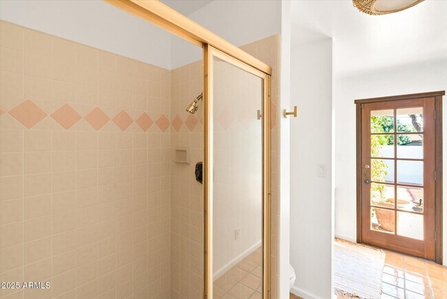 Building Photo - 1025 E Morten Ave