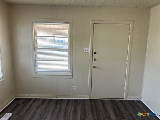 Building Photo - 715 Cardinal Ave