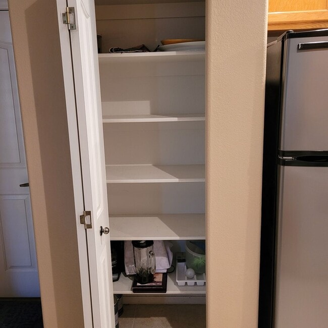 Building Photo - Furnished One Bedroom